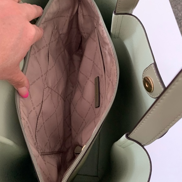 Michael Kors Emilia LARGE PEBBLED TOTE
• Fits 13” laptop - Picture 6 of 7